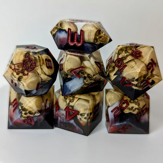 Dice Set Custom - Warlock Skull - Handmade resin dice for D&D and Roleplaying - Set of 7 polyhedral sharp edge dice