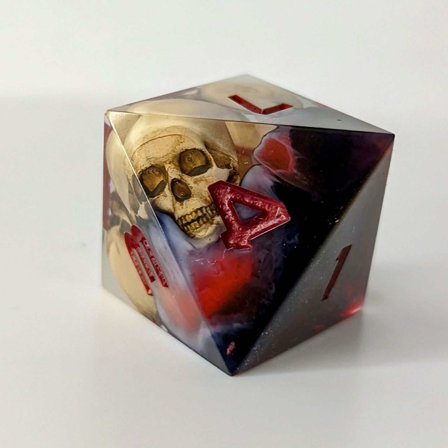 Dice Set Custom - Warlock Skull - Handmade resin dice for D&D and Roleplaying - Set of 7 polyhedral sharp edge dice