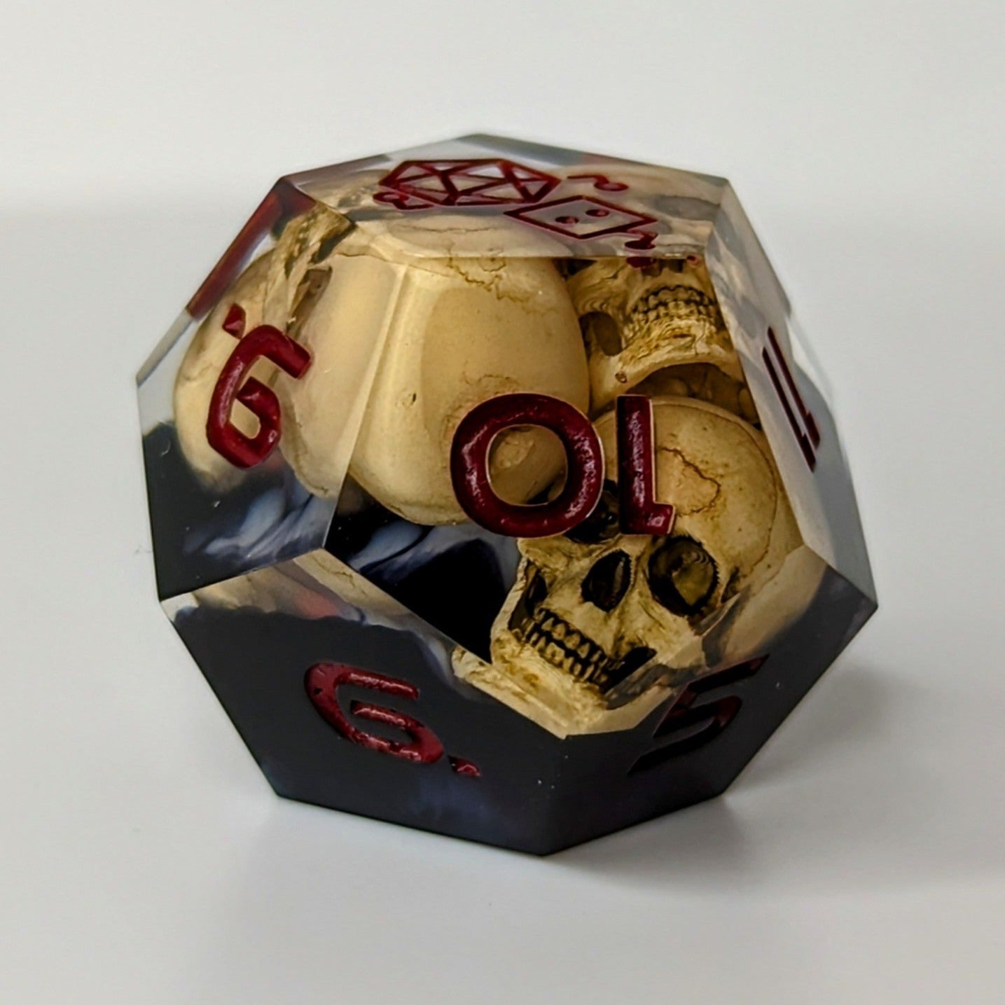 Dice Set Custom - Warlock Skull - Handmade resin dice for D&D and Roleplaying - Set of 7 polyhedral sharp edge dice