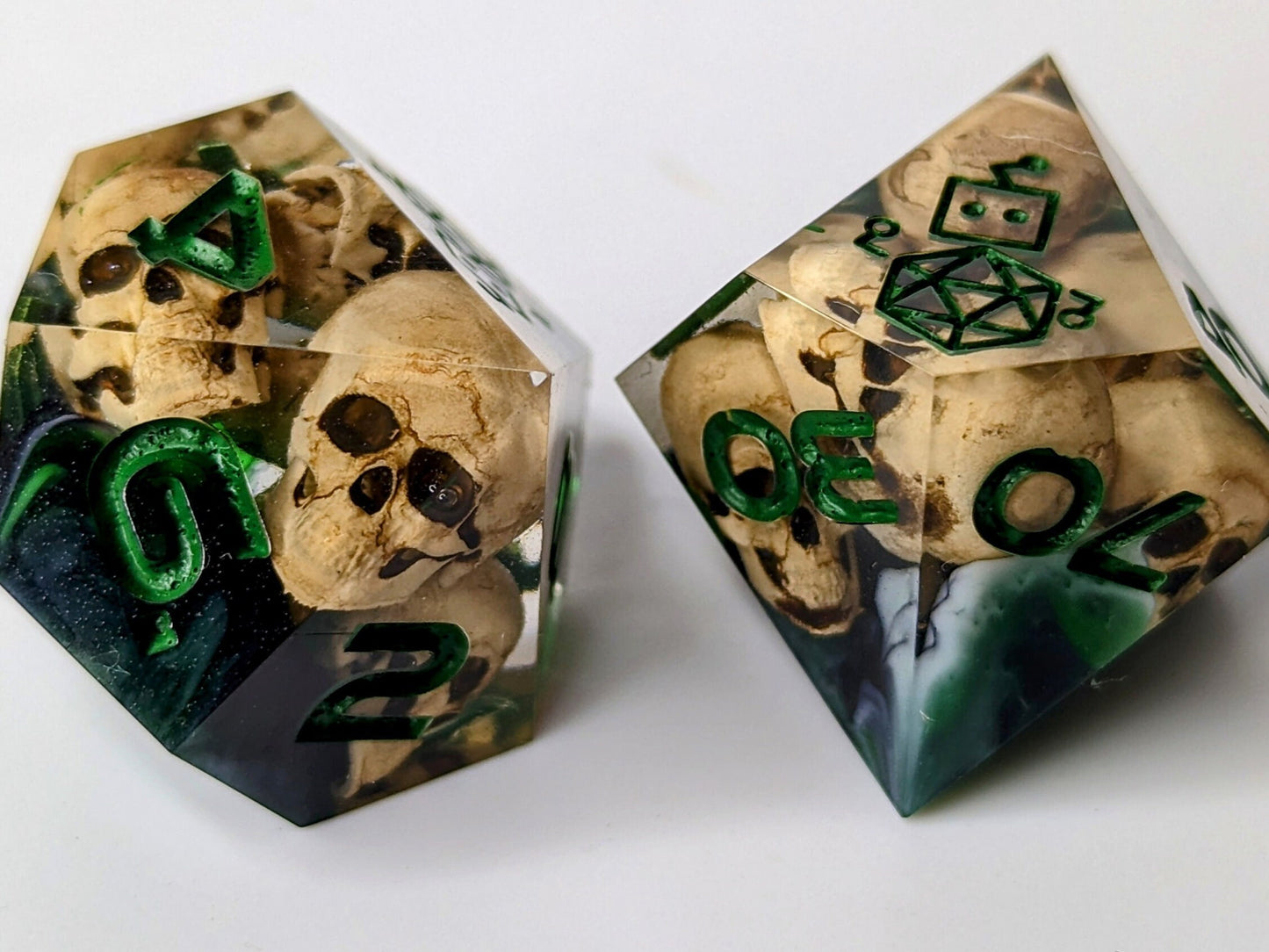 Dice Set Custom - Witch Skull - Handmade resin dice for D&D and Roleplaying - Set of 7 polyhedral sharp edge dice
