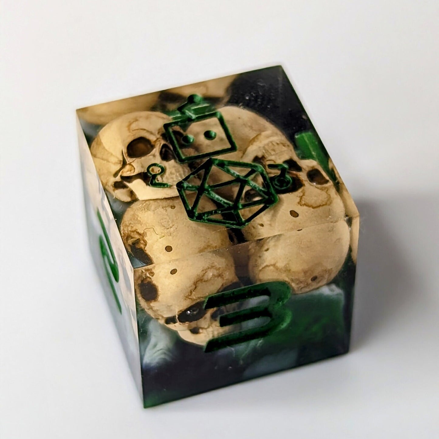 Dice Set Custom - Witch Skull - Handmade resin dice for D&D and Roleplaying - Set of 7 polyhedral sharp edge dice