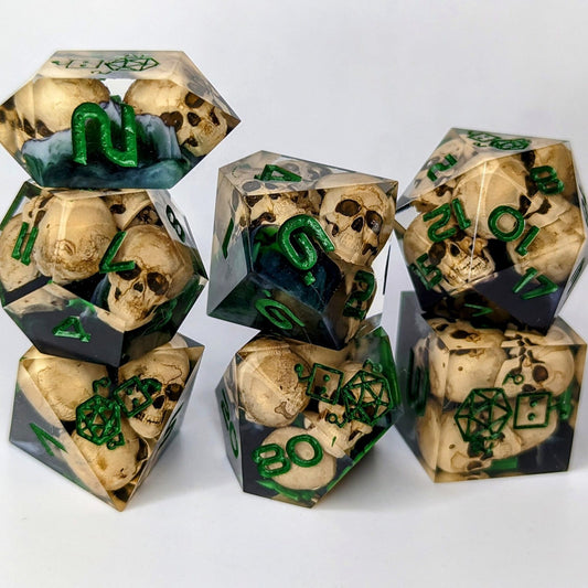 Dice Set Custom - Witch Skull - Handmade resin dice for D&D and Roleplaying - Set of 7 polyhedral sharp edge dice