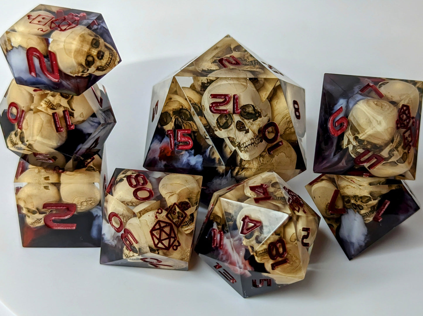 Dice Set Custom - Warlock Skull - Handmade resin dice for D&D and Roleplaying - Set of 7 polyhedral sharp edge dice