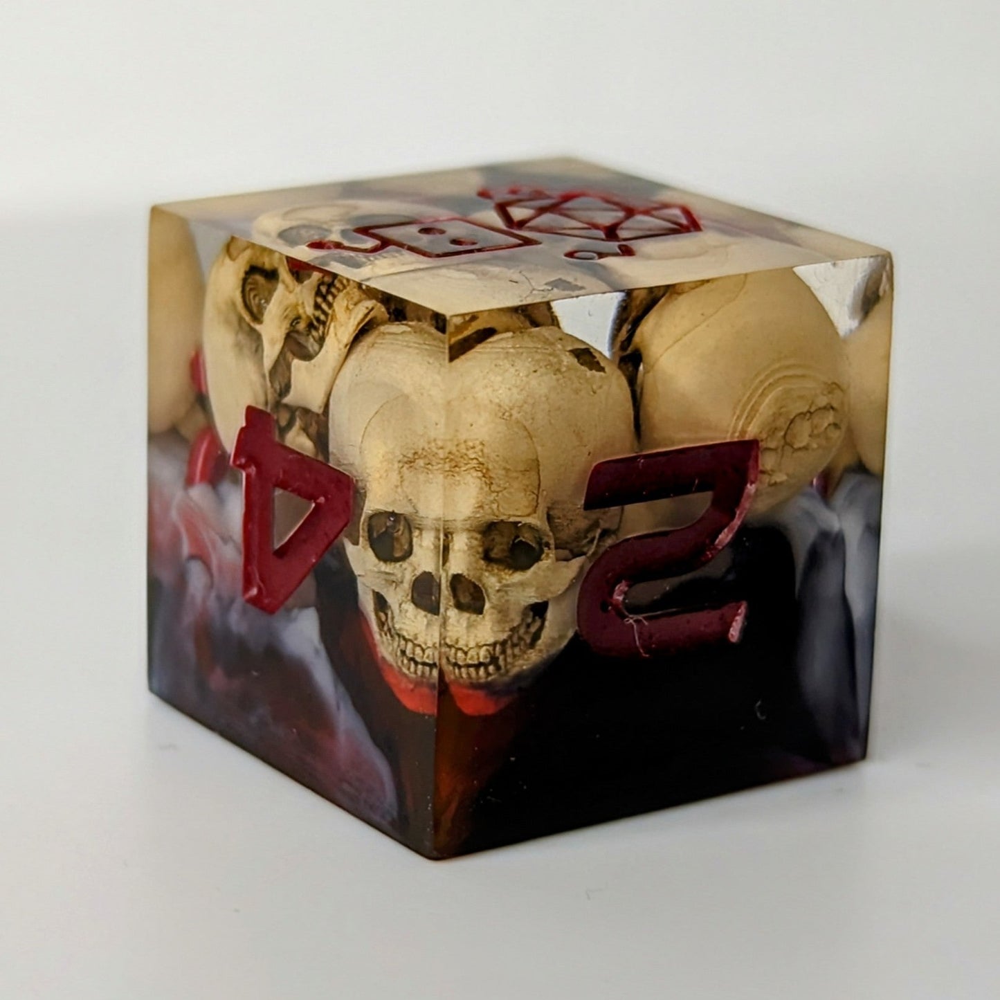 Dice Set Custom - Warlock Skull - Handmade resin dice for D&D and Roleplaying - Set of 7 polyhedral sharp edge dice
