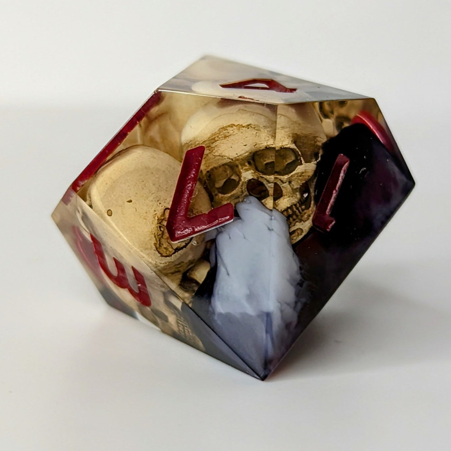 Dice Set Custom - Warlock Skull - Handmade resin dice for D&D and Roleplaying - Set of 7 polyhedral sharp edge dice
