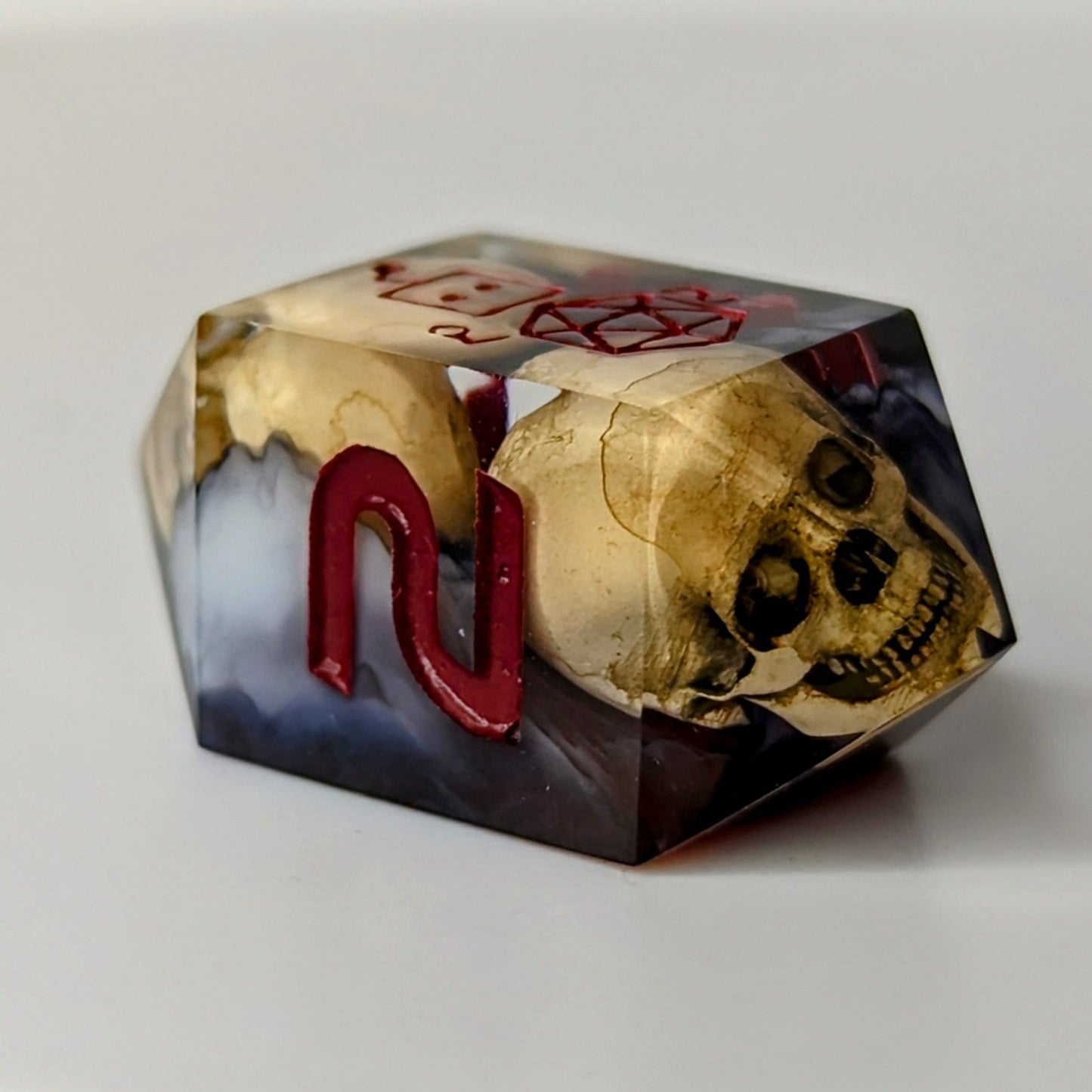 Dice Set Custom - Warlock Skull - Handmade resin dice for D&D and Roleplaying - Set of 7 polyhedral sharp edge dice