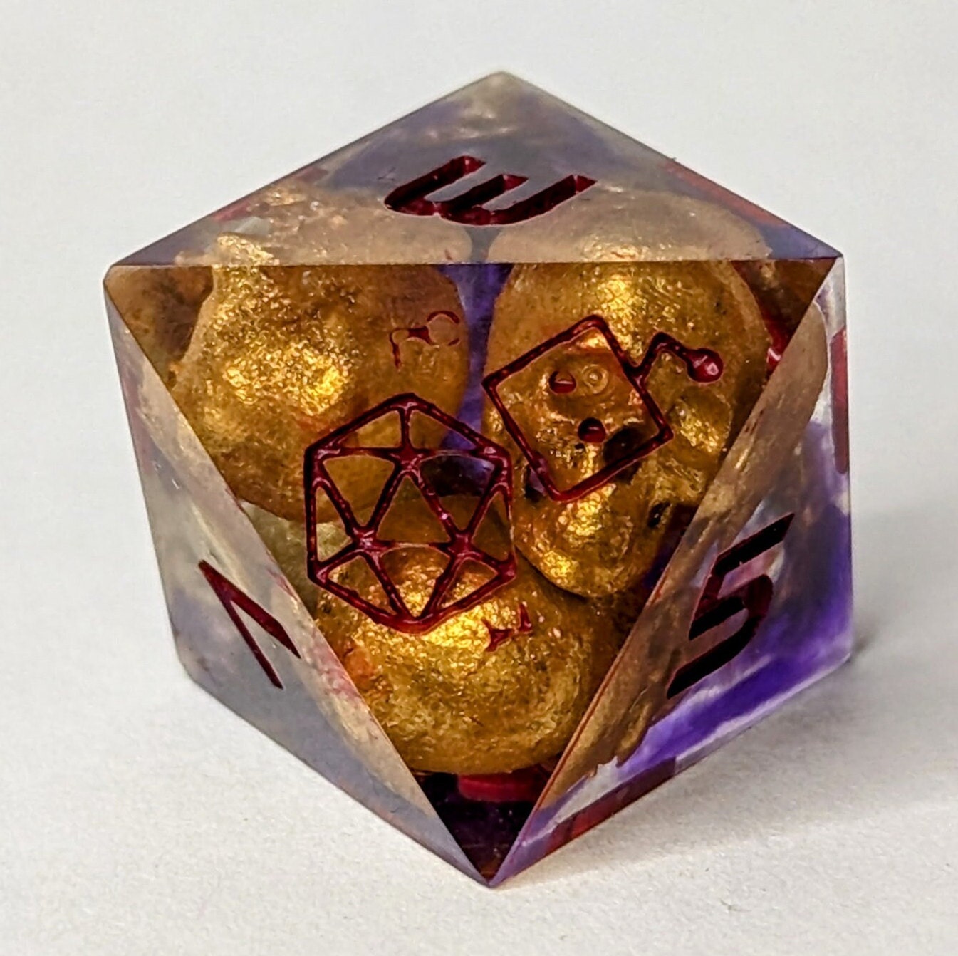 Dice Set Custom - Cursed Idol Golden Skulls - Handmade resin dice for D&D and Roleplaying - Set of 7 sharp edge dice