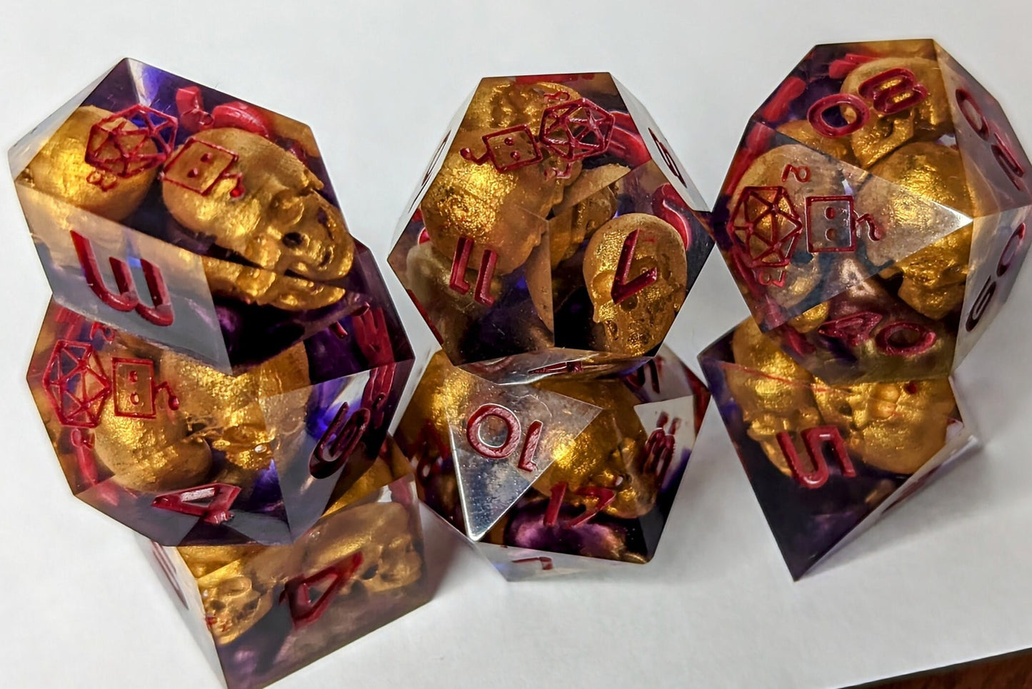 Dice Set Custom - Cursed Idol Golden Skulls - Handmade resin dice for D&D and Roleplaying - Set of 7 sharp edge dice