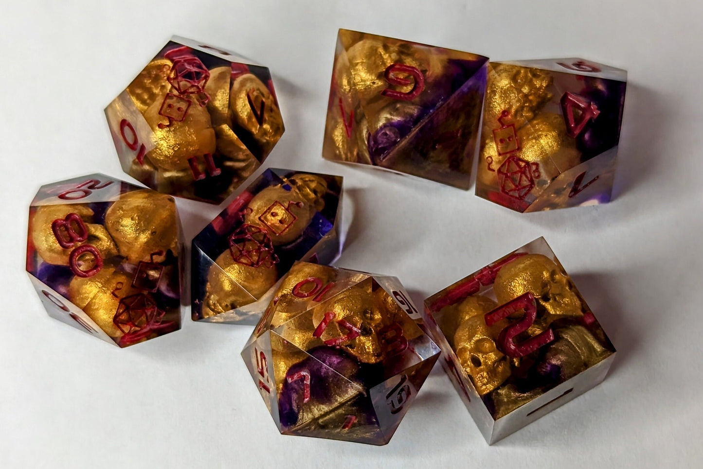 Dice Set Custom - Cursed Idol Golden Skulls - Handmade resin dice for D&D and Roleplaying - Set of 7 sharp edge dice