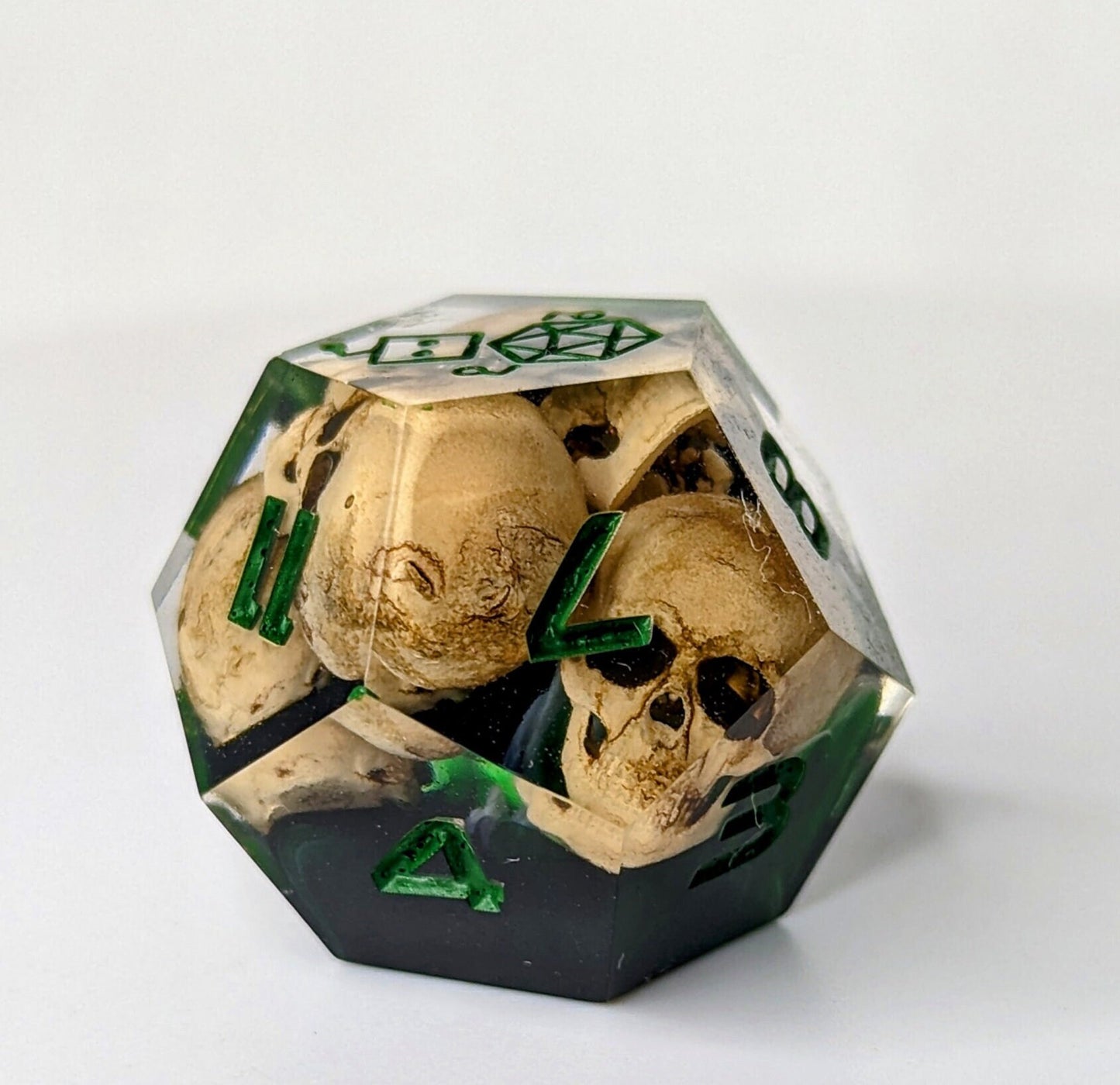Dice Set Custom - Witch Skull - Handmade resin dice for D&D and Roleplaying - Set of 7 polyhedral sharp edge dice